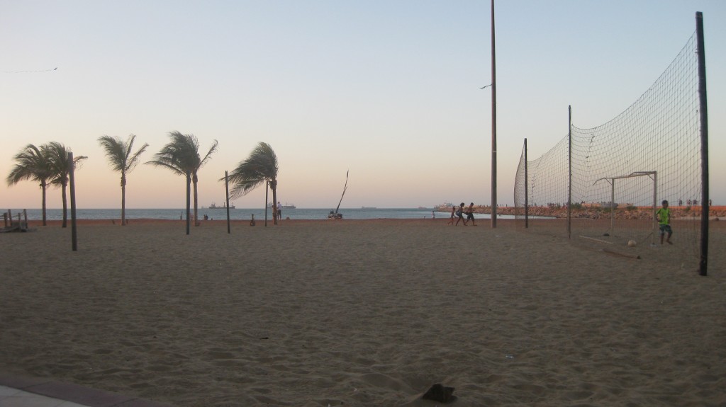 Sport am Strand üben die Brasilianer gerne aus. Hier in Fortaleza im Nordosten des Landes, wo ich auf dem Feld hinten links regelmäßig Beachvolleyball mitspielen durfte