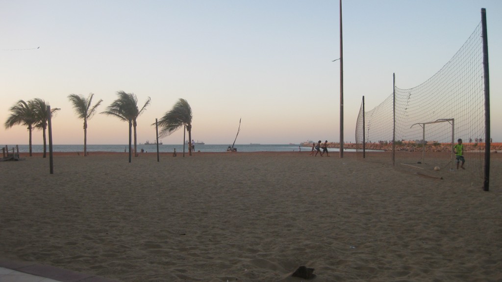 Sport am Strand üben die Brasilianer gerne aus. Hier in Fortaleza im Nordosten des Landes, wo ich auf dem Feld hinten links regelmäßig Beachvolleyball mitspielen durfte