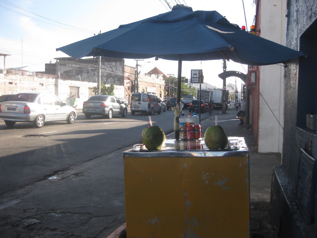 Kokoswasser direkt aus der Kokosnuss zu kaufen. Typischer Straßenstand mit Kokoswasser und anderen Getränken. Hier lernte ich in Gesprächen mit dem Verkäufer portugiesisch. In Fortaleza im Nordosten Brasiliens