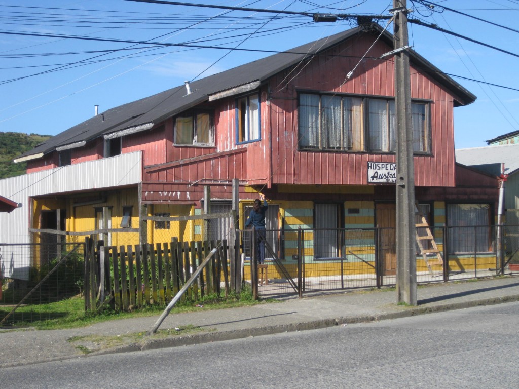 Das Hospedaje Austral während dem Streichen. So wie der obere Teil sah die Fassade des Erdgeschosses auch aus