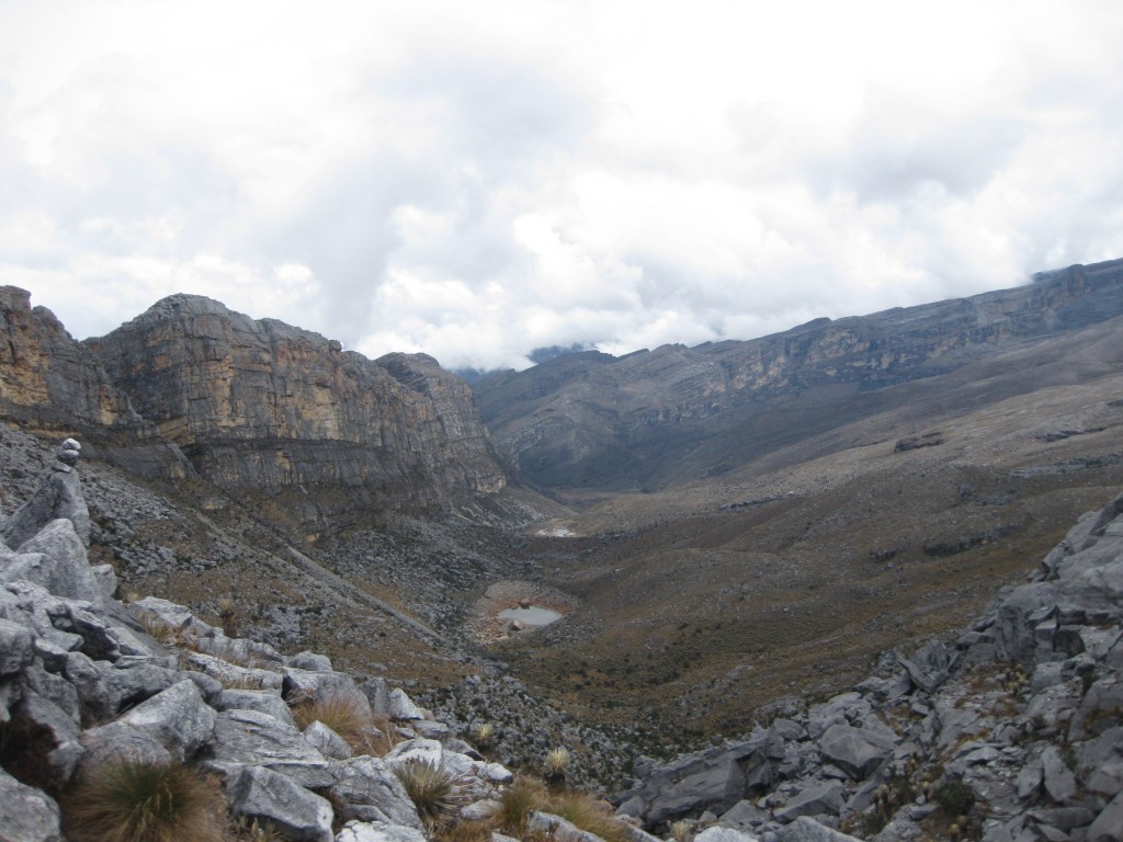 Im Nationalpark El Cocuy. Die vorherrschende, tropische Vegetationsform wird Páramo genannt und ist typisch für die Anden