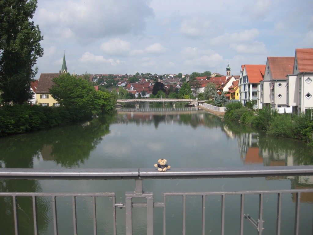 Oh wie schön ist...die Heimat. Die Neckarkulisse in Rottenburg am Neckar, mein Reisemaskottchen, der Neckarbär. Foto-Shooting für meinen Reiseblog, vor der Reise