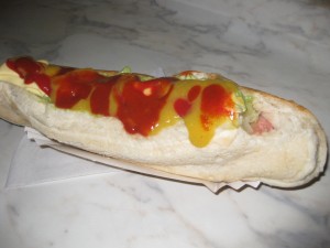 Der "Completo", der Chilenen liebster Snack: Hot Dog mit Avocadopampe, Tomaten und Zwiebeln (auch mit Sauerkraut erhältlich...)