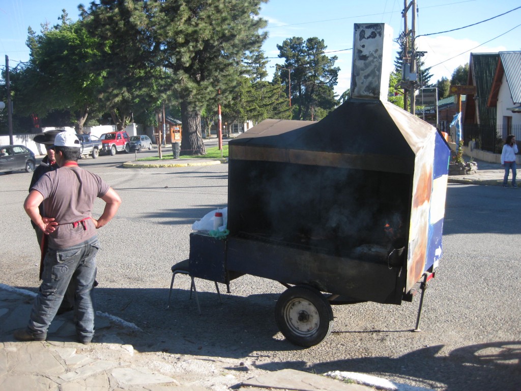 Trotzdem Argentinien als eines der am entwickeltsten Länder Südamerikas gilt, trifft man noch solche Highlights an. Er serviert Choripan, "Chori" von Chorizo (Wurst), "Pan" von Pan (Brot/Brötchen), gegrillte Wurst im Brötchen also