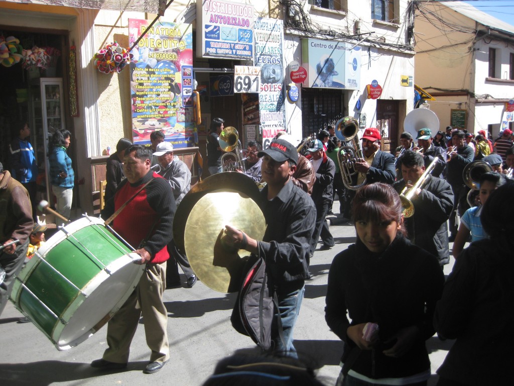 Aber auch ganz gewöhnliche Musikkapellen-Musik - wie hier auf einer Parade in Potosí, Bolivien - ist ind Südamerika zu hören