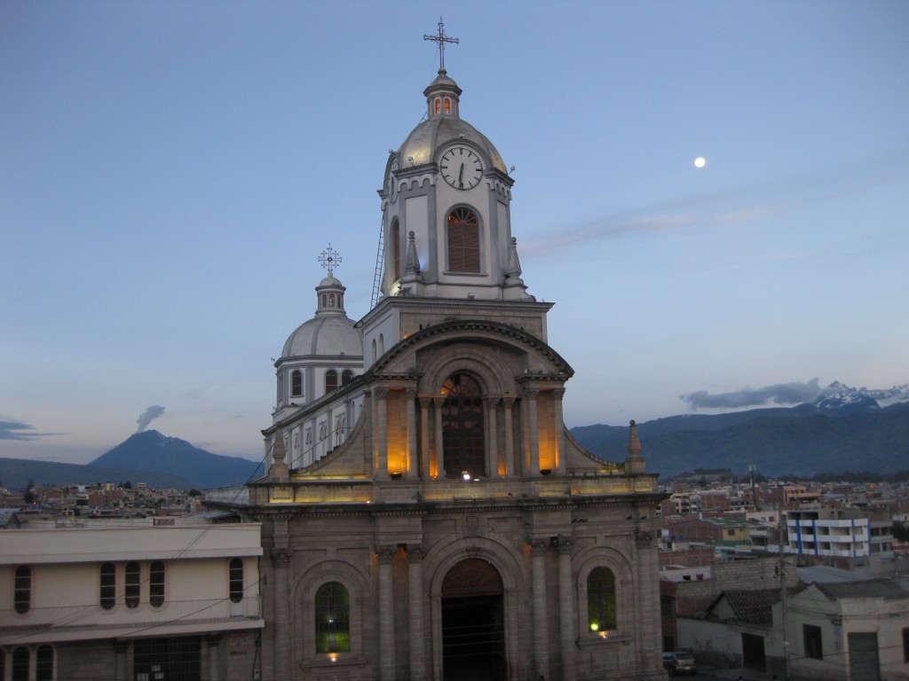 Schöne Abendstimmung in Riobamba. Hinten links raucht ein Vulkan