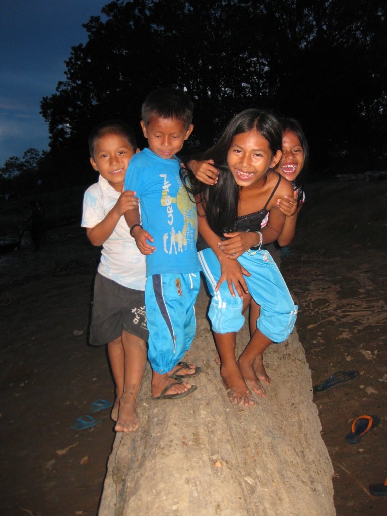 Diese lieben Kinder freuen sich fotografiert zu werden und lassen mich ihre Englisch-Kenntnisse hören. In Puerto Nariño, Kolumbien