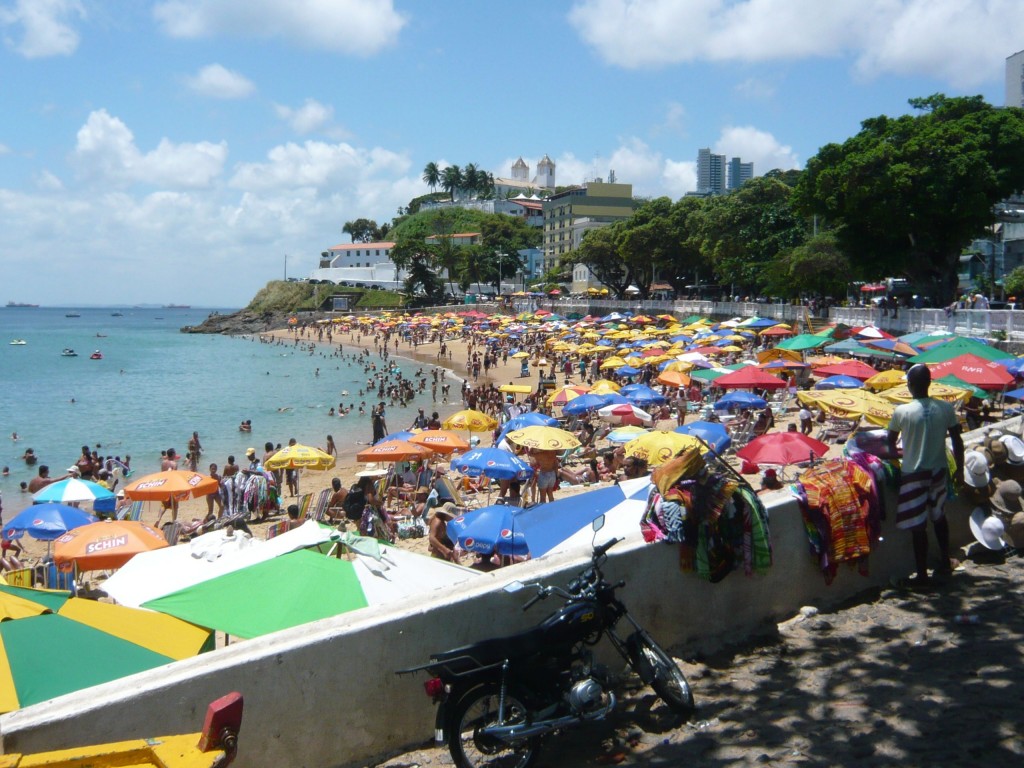 Typisch Brasilien. Man geht an den Strand, meist mit Freunden, Familie. Wie hier in Salvador da Bahia