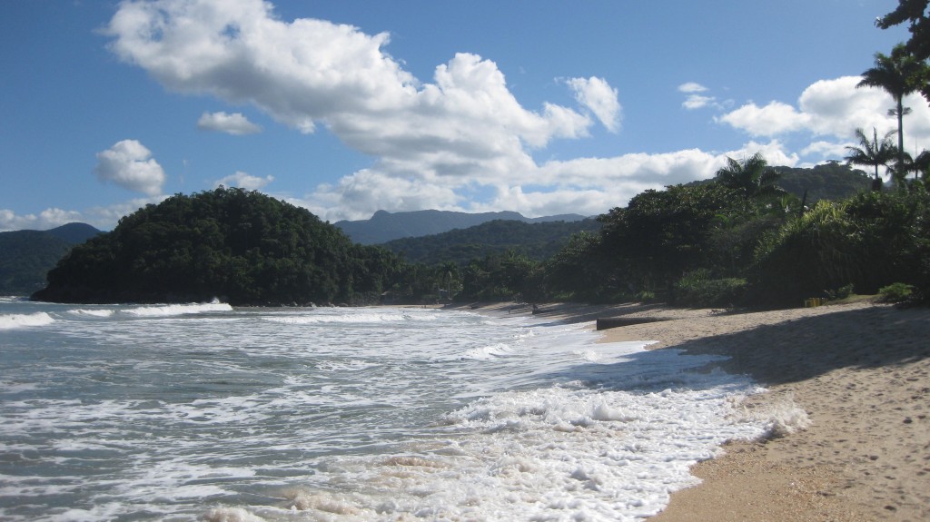 Der schöne Strand Praia do Lázaro, bei Ubatuba, nicht weit von São Paulo in Brasilien