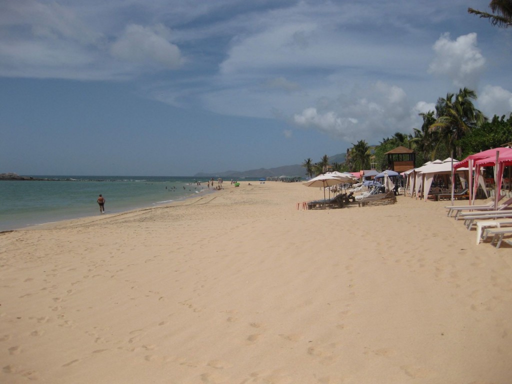 Auch nicht schlecht dieser karibische Strand auf der Isla de Margarita. Rechts direkt am Strand befindet sich ein simples Restaurant mit frischem Essen aus dem Meer