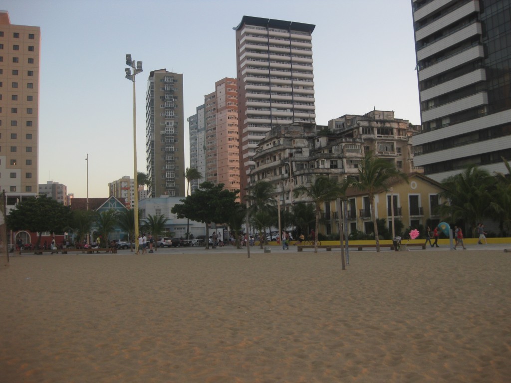 Fortaleza, die "hässliche Schöne". Hier sieht man, warum. Am Strand von Iracema.