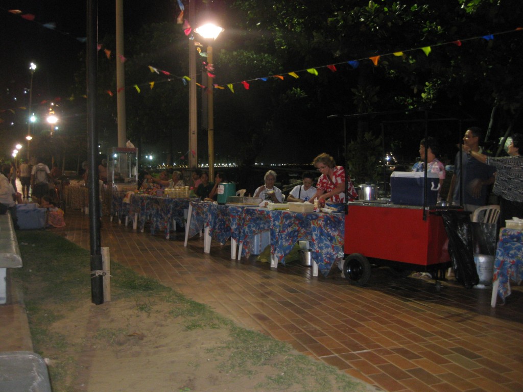 Fortaleza - Ceará - Brasilien - Festa de São Pedro dos pescadores an der Praia do Mucuripe - Essen - Kulinarisches - an Straßenständen