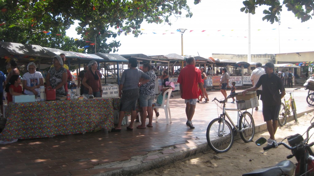 Während der Festa de São Pedro dos pescadores wird an den Ständen des kleinen Fischmarktes Fisch- und Meeresfrüchte verkauft.