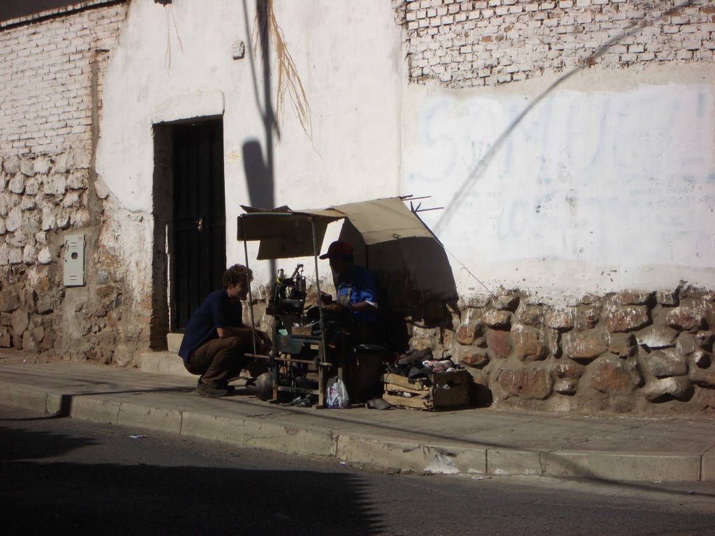 Verhandlung über die Schuhreparatur in Sucre, Bolivien. Danach hat's leider nicht lange gehalten...