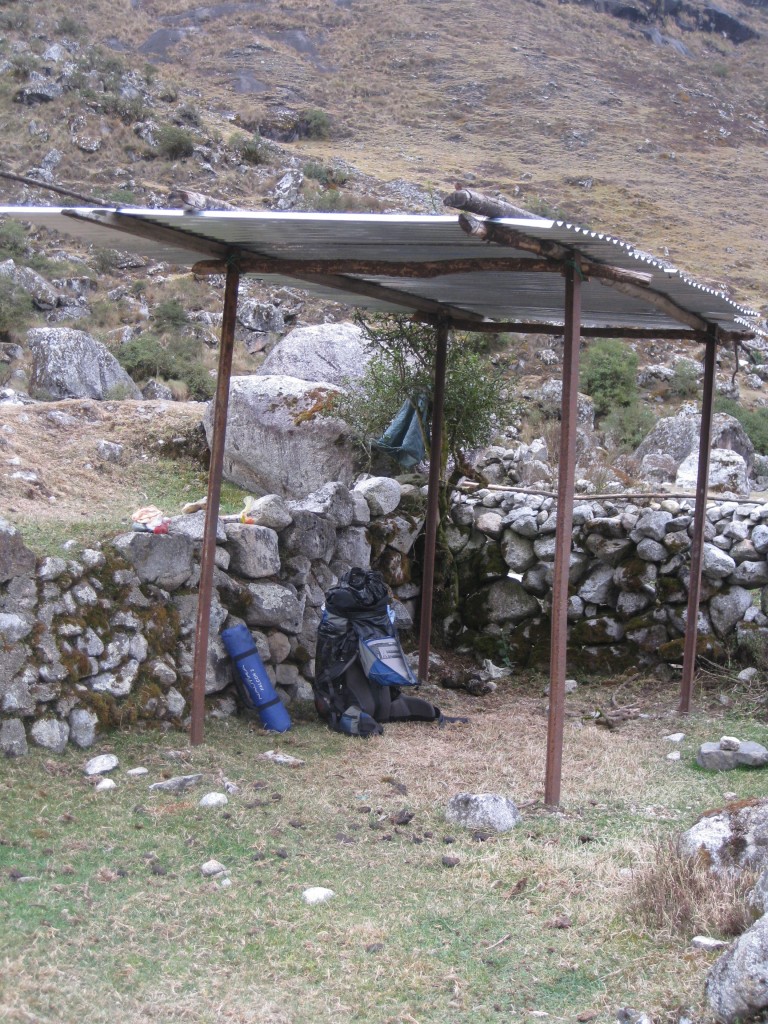 Eine Schutzhütte auf dem Taquesi (Takesi)-Trek in Bolivien. Das letzte Foto meines Rucksackes.