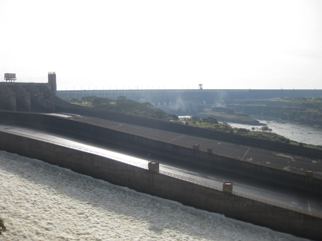Das Wasserkraftwerk von Itaipú in der Übersicht. Im Hintergrund fließen noch weitere Wasser-Stränge durch noch mehr Turbinen