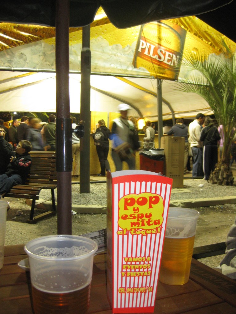 Neben Ein-Liter-Bierbechern gibt es auch Popcorn