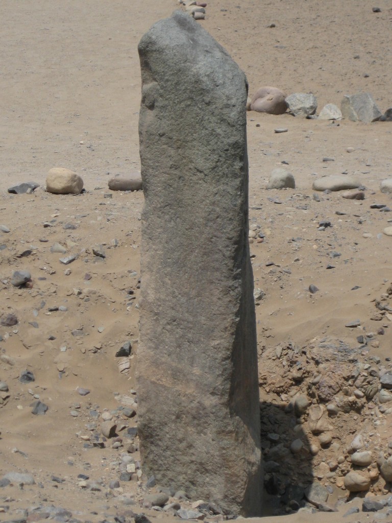 "Piedra parada", stehender Stein. Steht in geometrischer Mitte zwischen drei Pyramiden und hat besondere Bedeutung, die ich bei der Führung leider nicht ganz verstanden hatte.