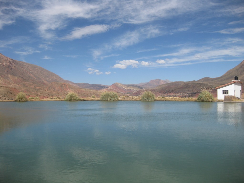 Wenn das mal kein Ausblick ist. Die Vulkan-Lagune Ojo del Inca nahe Potosí