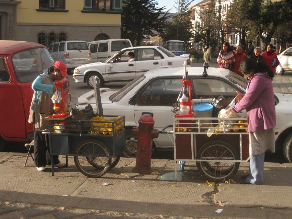 Frisch gepresster Orangensaft an einem Straßenstand in Potosí