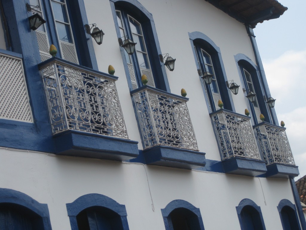 Koloniale Gebäude mit hübschen Balkonen, im Städtchen Serro