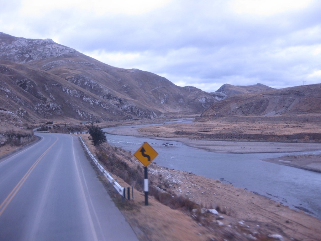 Die Busstrecke zwischen Lima und Huancayo bzw. Huancavelica verkehrt vielmals parallel zur Zugstrecke