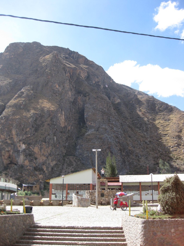 Das Thermal-Schwimmbad von Huancavelica mit den dahinterliegenden Bergen, welche die Aussicht beim Schwimmen zu einer Einzigartigkeit machen