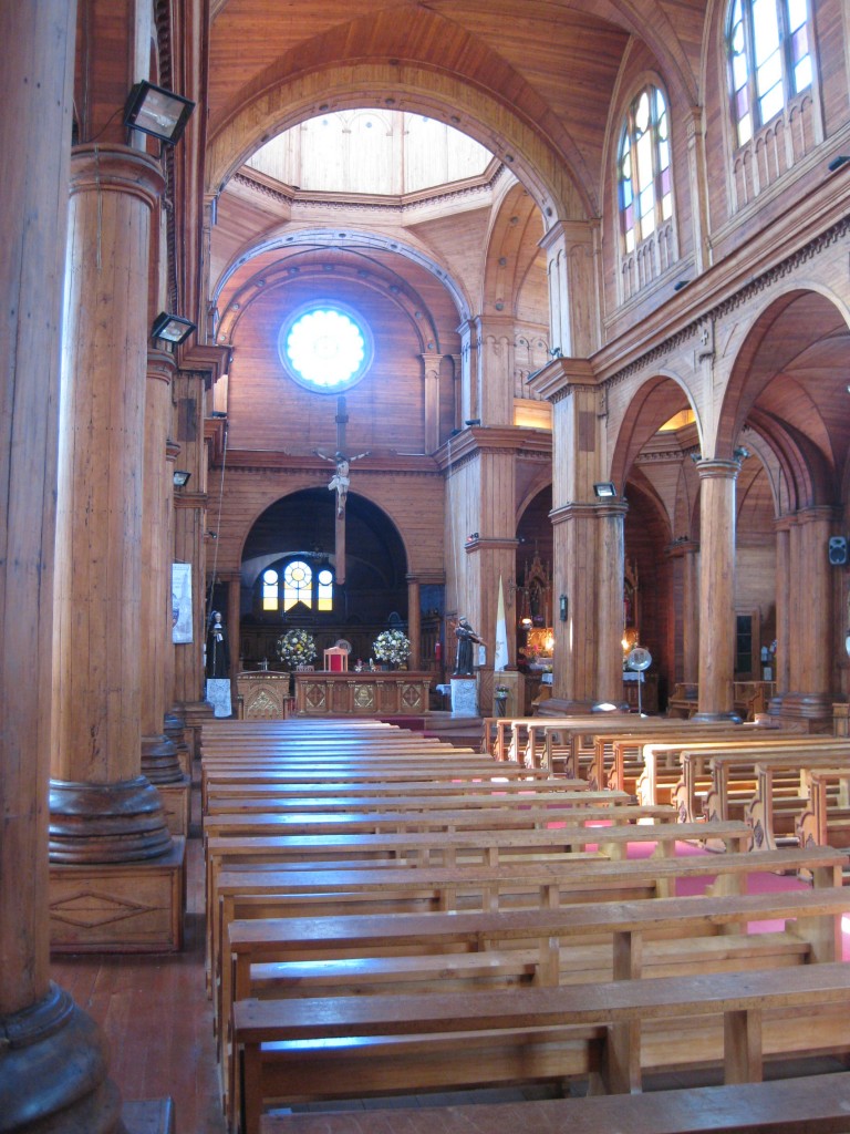 Das Innenleben der Holzkirche von Castro