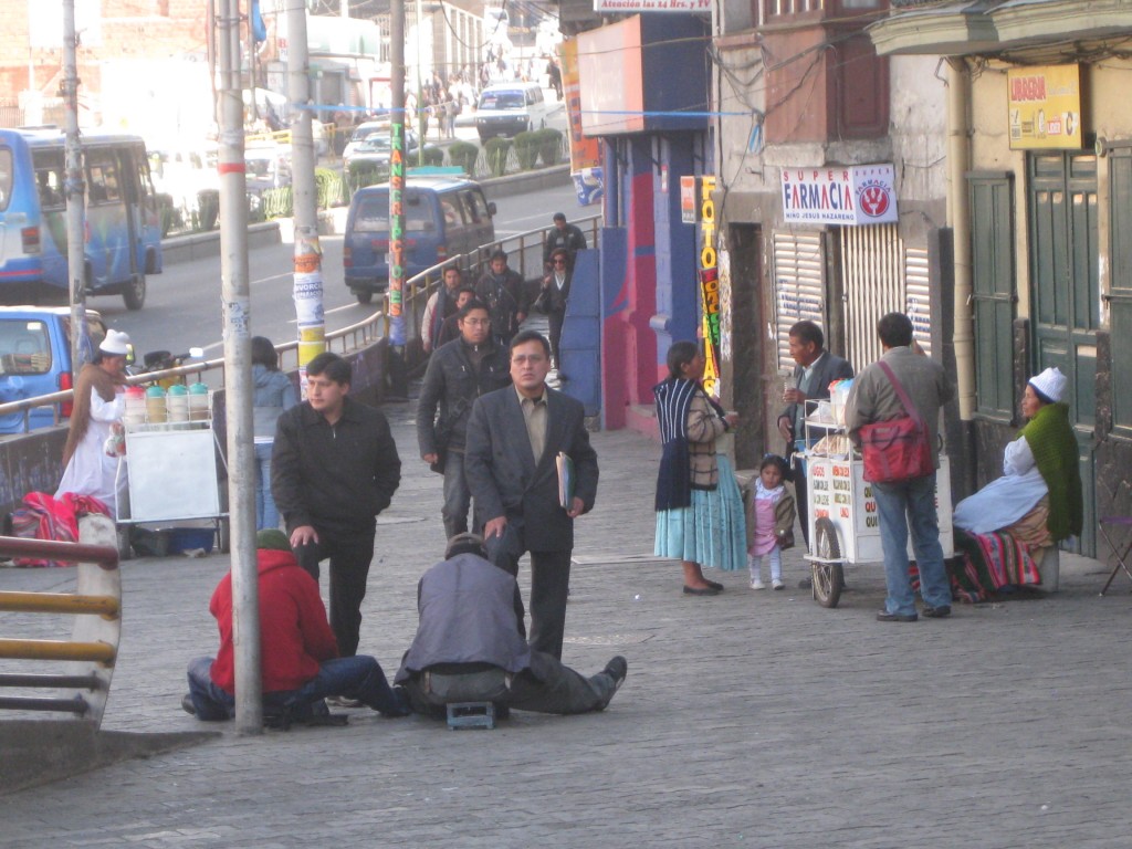La Paz erwacht: Morgendliche Szene an der Avenida Ismael Montes