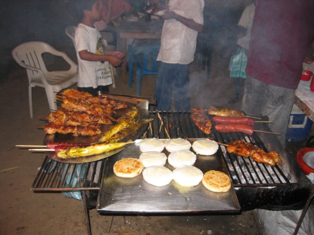 Straßen-(Grill-)Restaurant in Leticia, Kolumbien, Amazonasgebiet