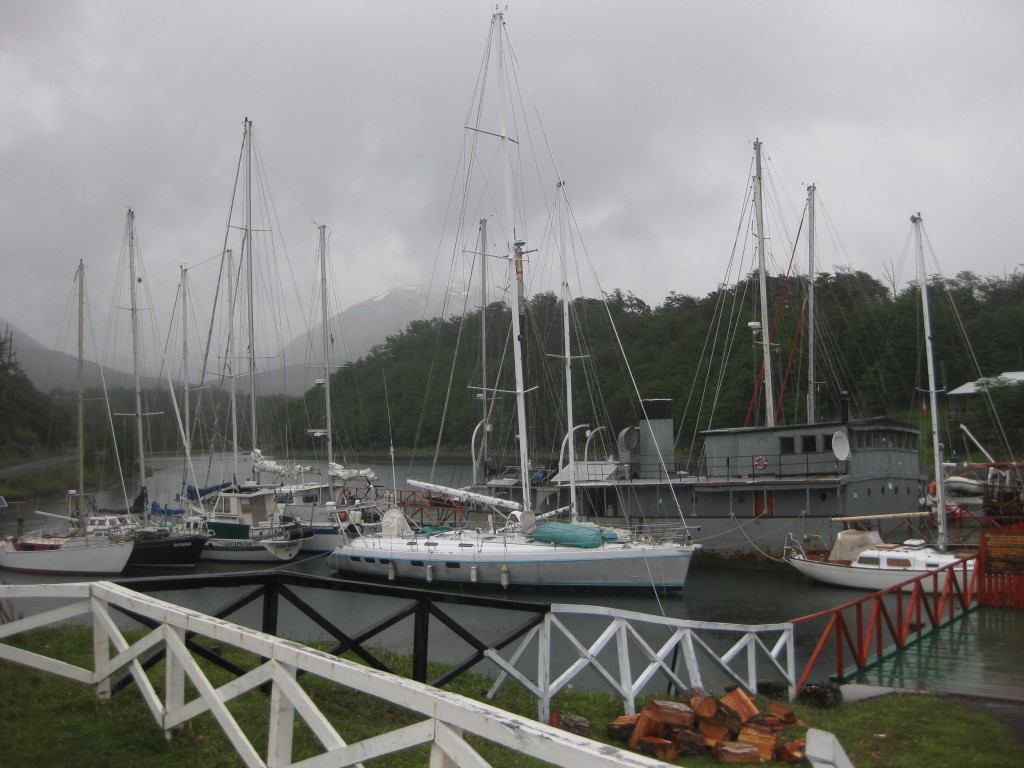 Der kleine Yachthafen von Puerto Williams mit der in einem ehemaligen Rheindampfer beheimateten Seefahrerkneipe