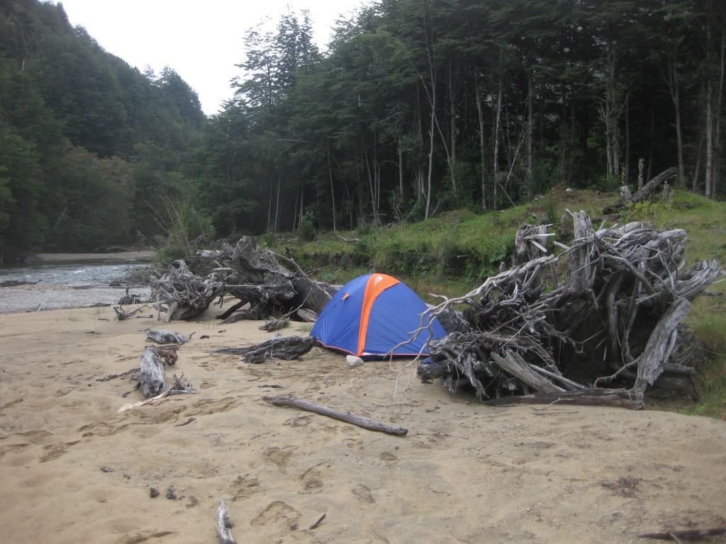 Solche "wilde Campingplätze" erwarten einen an der Carretera Austral, hier in der Nähe von Puerto Ramírez