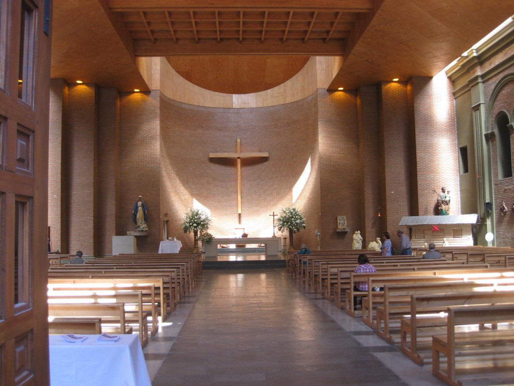 In dieser Kirche in Curicó Chile erlebten wir 2010 den Weihnachtsgottesdienst am Heiligabend. Schöne südamerikanische Frauen mit kleinem Schwarzen inklusive (Südhalbkugel-Sommer)