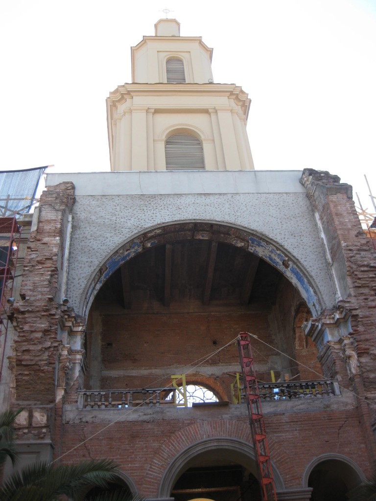 Die Kirche in Curicó von außen. Auch das ist Chile: Die Erdbebenschäden stammen noch vom großen Erdbeben am 27.02.2010