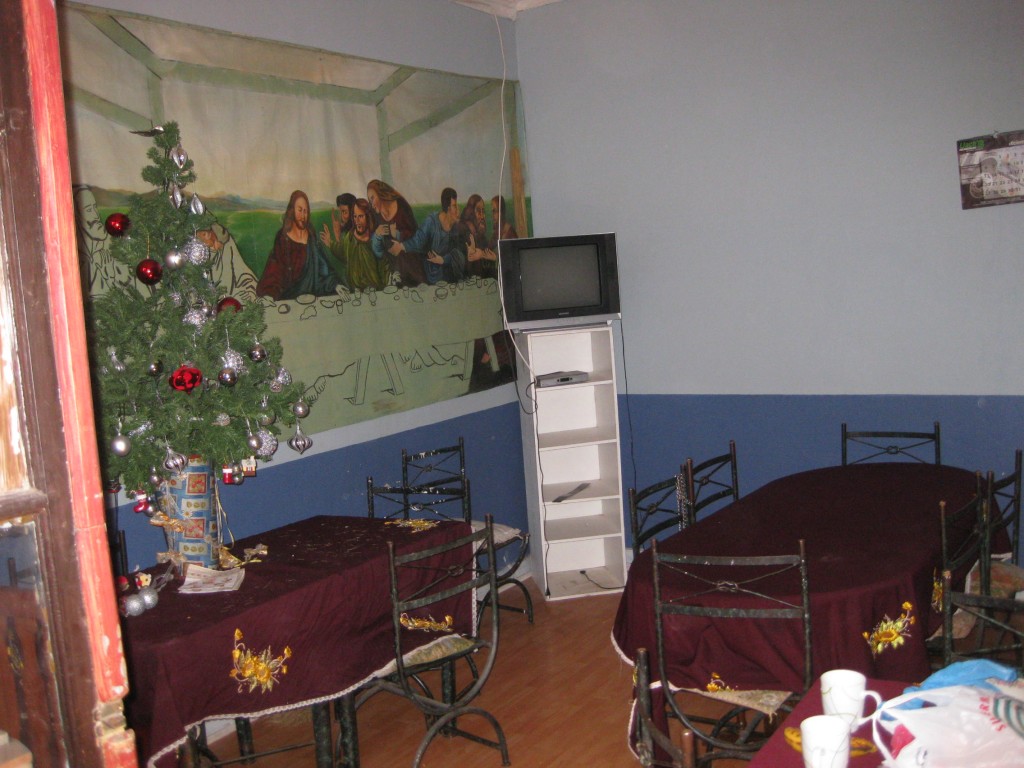 Weihnachtsbaum und Raum des Weihnachtsessens. 2010 in Curicó, Chile