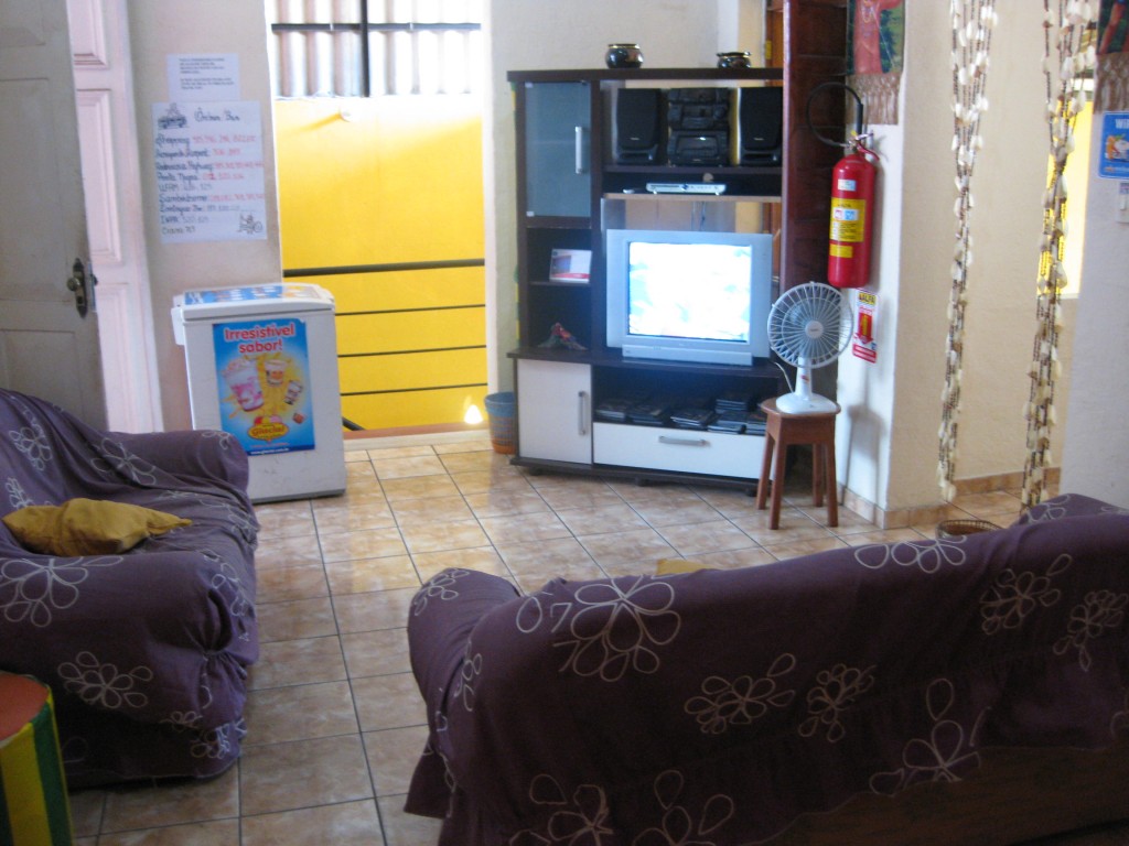 Der Aufenthaltsraum mit Fernseher in einem Hostel in Manaus, Brasilien. Es war gerade Fussball-WM (2010) und so konnte man hier bei Fussball und Bier schnell neue Leute kennenlernen.