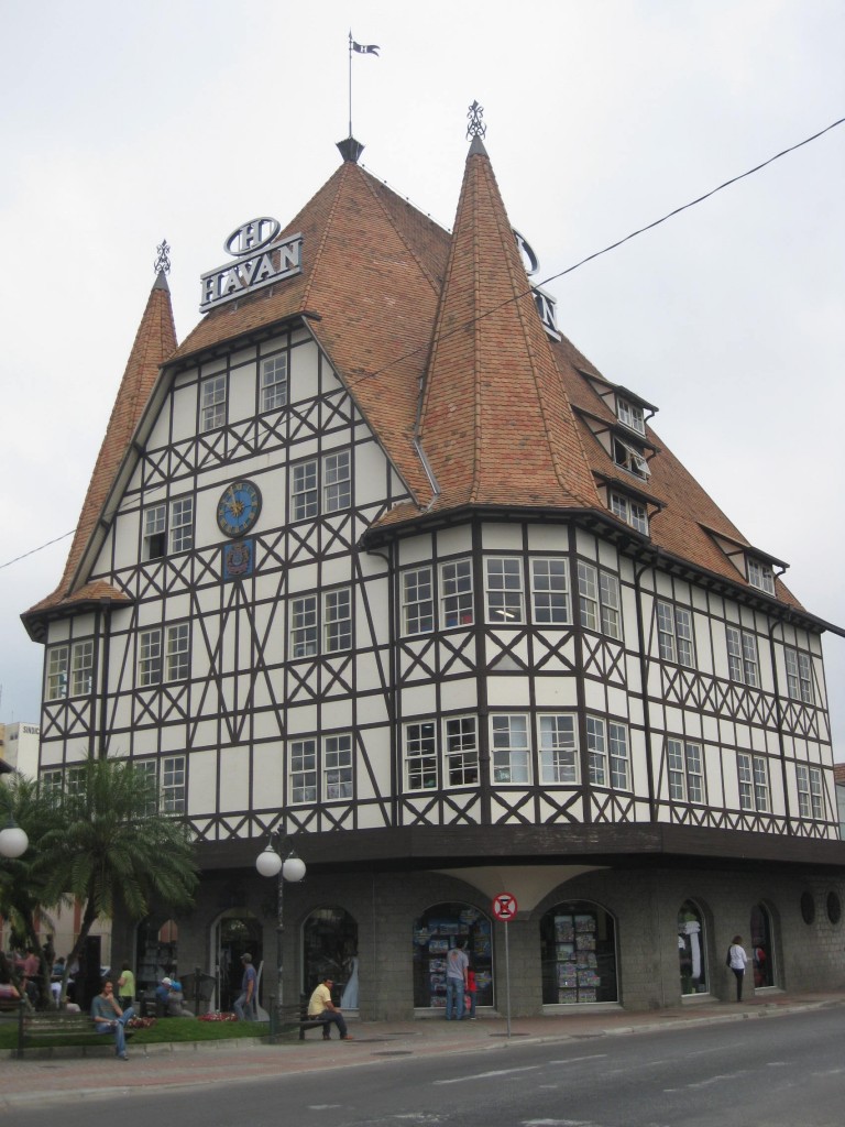 Fachwerkhäuser (nicht immer echt) in Blumenau: Sie prägen das Stadtbild