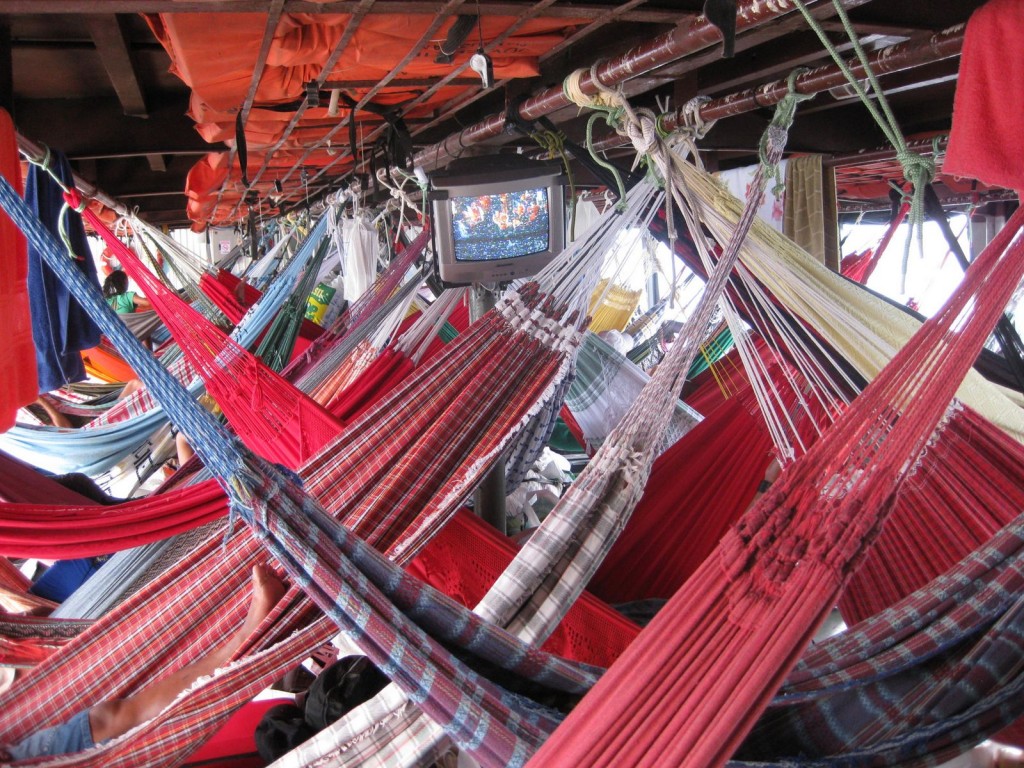 Hängematten-Deck auf der Amazonas-Flussfahrt mit dem Schiff in Brasilien: In Hängematten schlafen ist auch eine Option in Südamerika