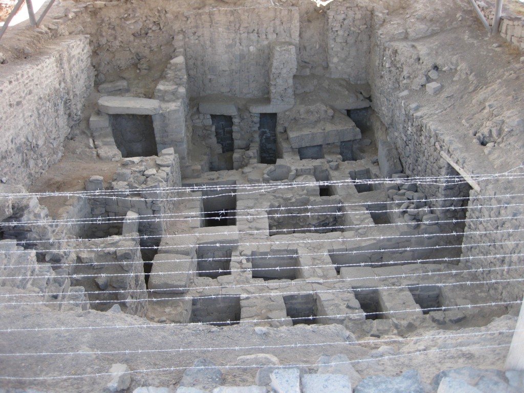 Mehrstöckige Grabanlage in den Wari-Ruinen (Ciudad de Huari)