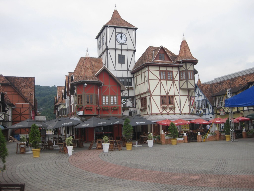 Oktoberfest Blumenau: Das Spielzeugdorf mitten im Festgelände, mit Bars und Restaurants, die ganzjährig geöffnet sind