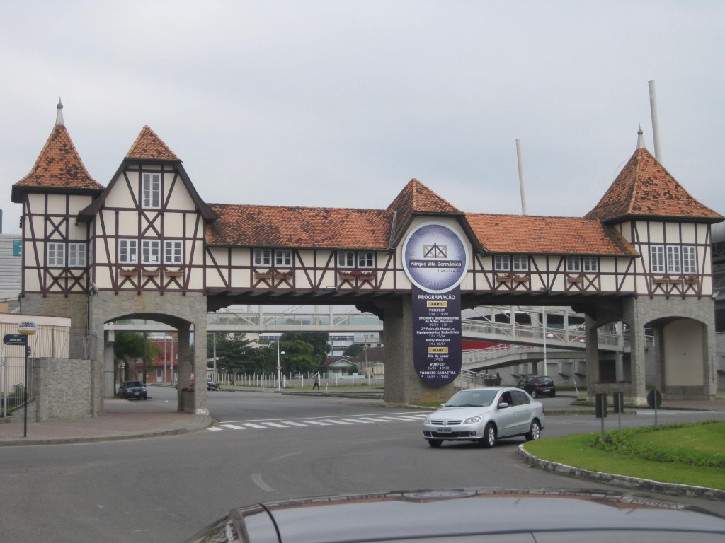 Eingangstor zum Parque Vila Germânica, Festgelände des Oktoberfestes in Blumenau, Brasilien